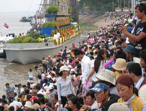 fête des eaux à Phnom Penh en Novembre ete-des-eaux-peuple