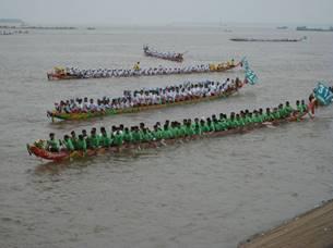 fête des eaux à Phnom Penh en Novembre pirogues