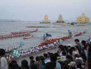 http://www.khuon-tour.com/kt/fr/FETE%20DES%20EAUX%20CAMBODGE/pirogue-6.jpg